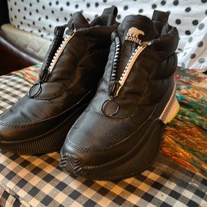 Brand new Sorel athletic snow boots